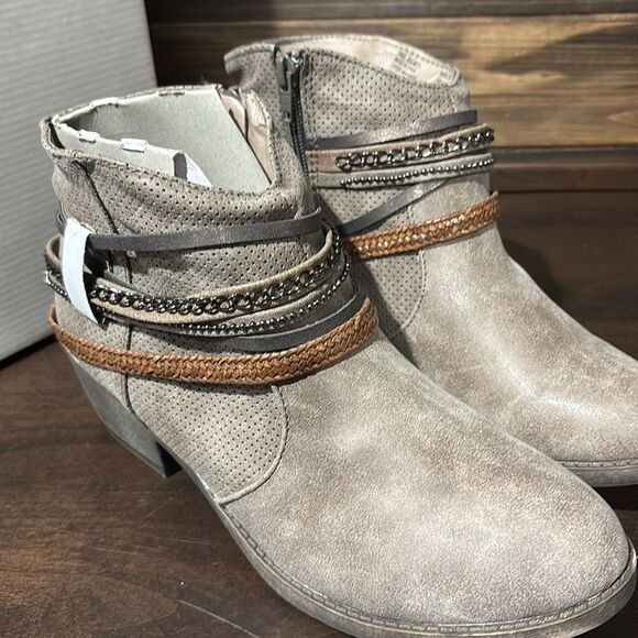 NIB Nee SO Tan Beige Belted Zippered Ankle Boots Size 8.5 - Picture 2 of 11